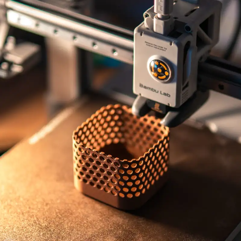 Nahaufnahme eines 3D-Druckers bei der Arbeit
